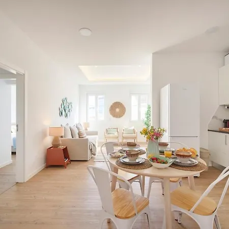 Beachside Group Paradise Apts, By Timecooler *