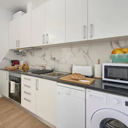 Beachside Group Paradise Apts, By Timecooler Apartman *