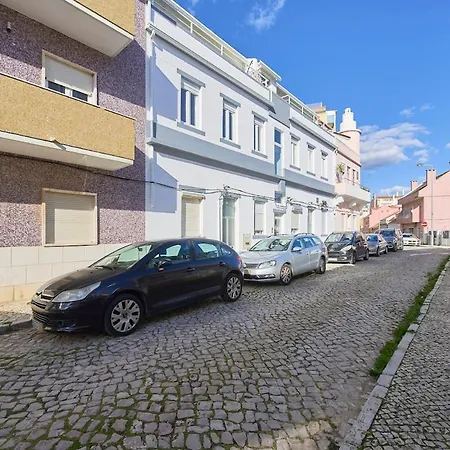 Beachside Group Paradise Apts, By Timecooler *