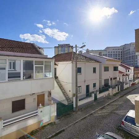 Beachside Group Paradise Apts, By Timecooler *