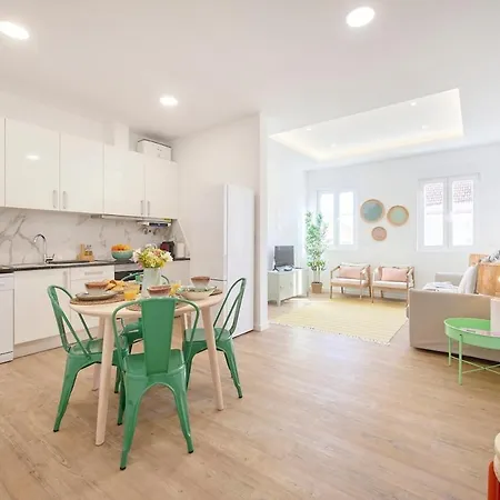 Beachside Group Paradise Apts, By Timecooler