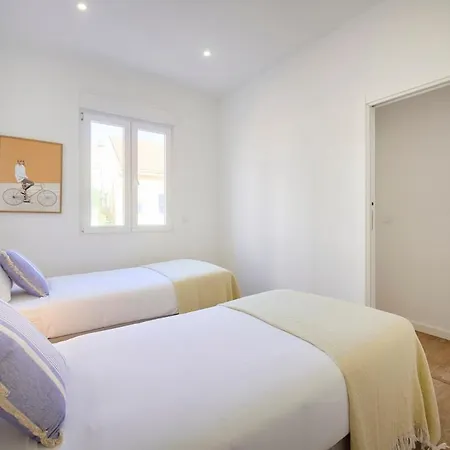 Beachside Group Paradise Apts, By Timecooler *