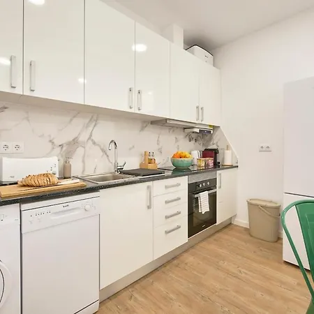 Beachside Group Paradise Apts, By Timecooler *