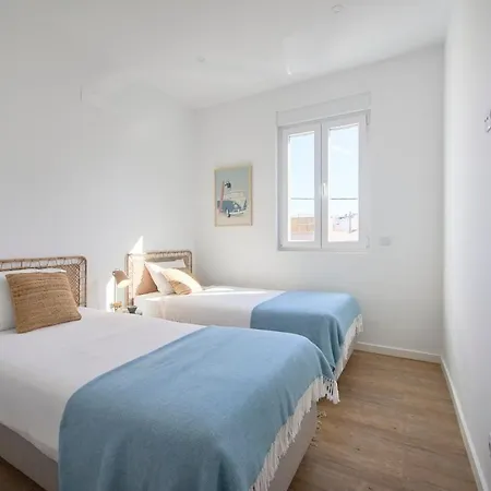 Beachside Group Paradise Apts, By Timecooler