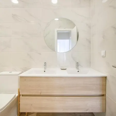 Beachside Group Paradise Apts, By Timecooler