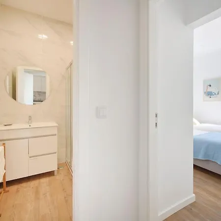 Beachside Group Paradise Apts, By Timecooler *