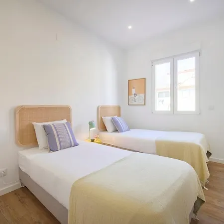 Beachside Group Paradise Apts, By Timecooler