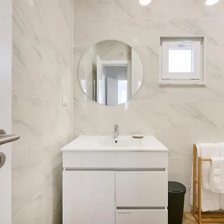 Beachside Group Paradise Apts, By Timecooler