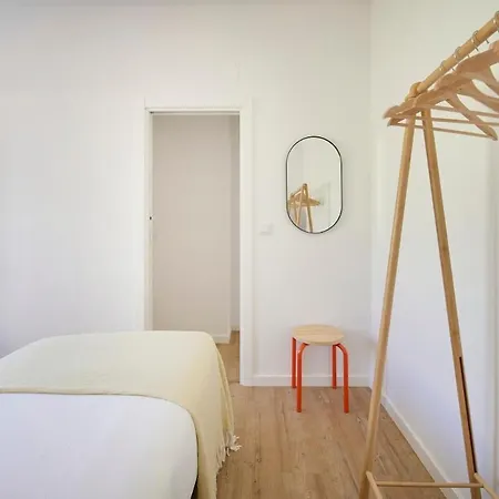 Beachside Group Paradise Apts, By Timecooler *