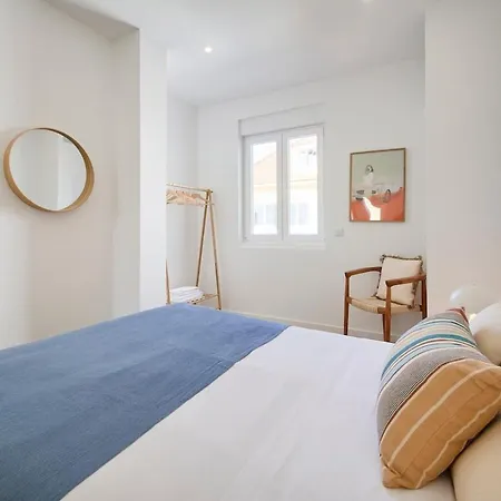 Beachside Group Paradise Apts, By Timecooler