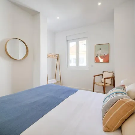 Beachside Group Paradise Apts, By Timecooler