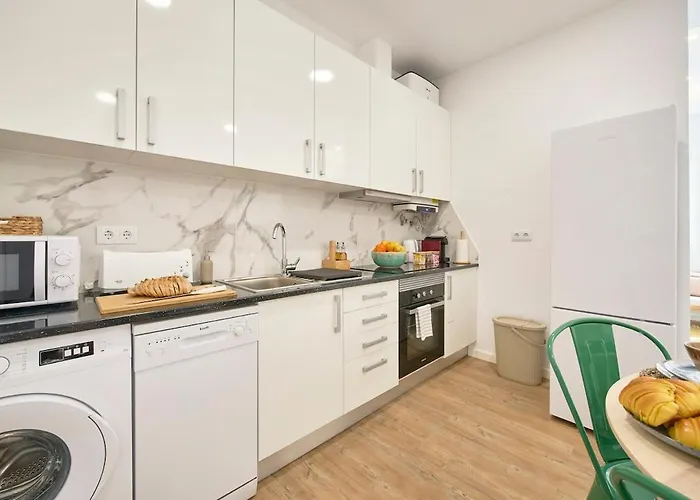 Beachside Group Paradise Apts, By Timecooler *