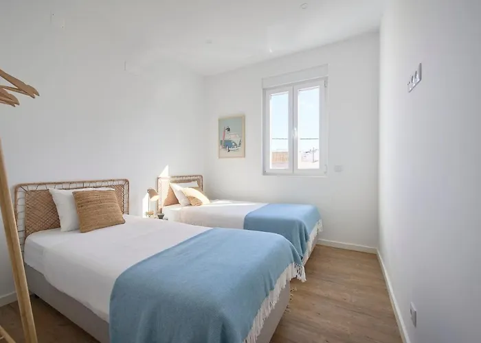 Beachside Group Paradise Apts, By Timecooler