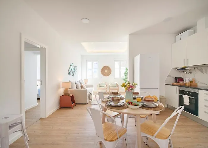 Beachside Group Paradise Apts, By Timecooler *