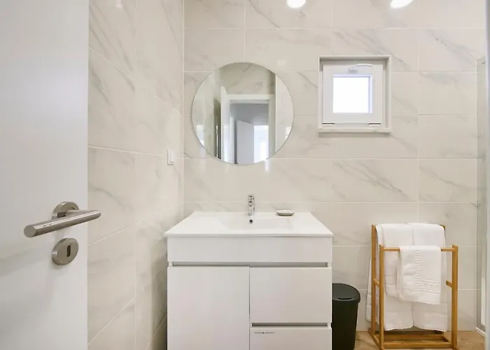 Beachside Group Paradise Apts, By Timecooler