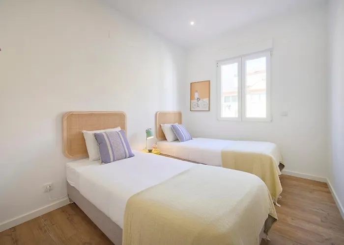 Beachside Group Paradise Apts, By Timecooler