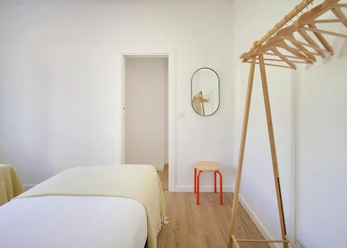 Beachside Group Paradise Apts, By Timecooler *