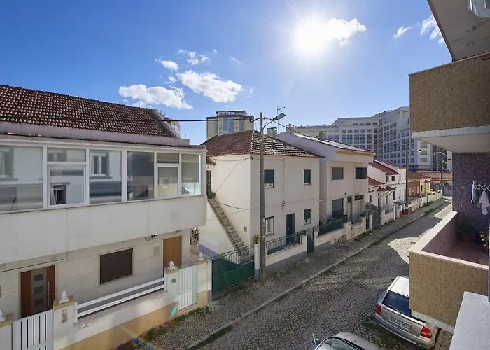 Beachside Group Paradise Apts, By Timecooler *