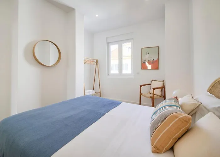 Beachside Group Paradise Apts, By Timecooler