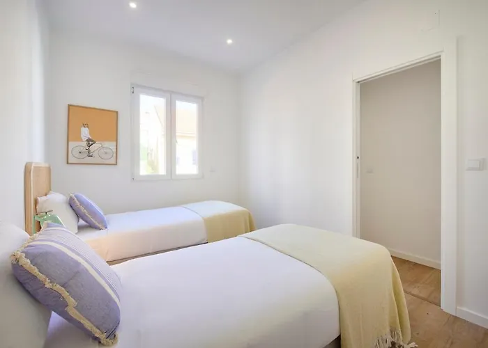 Beachside Group Paradise Apts, By Timecooler *