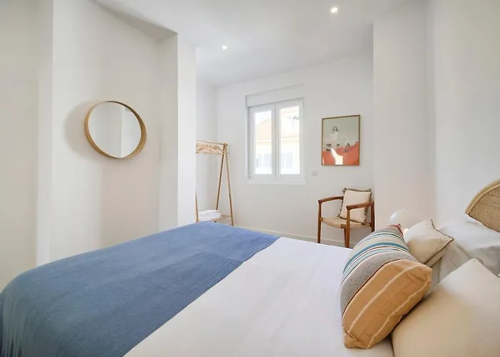 Beachside Group Paradise Apts, By Timecooler